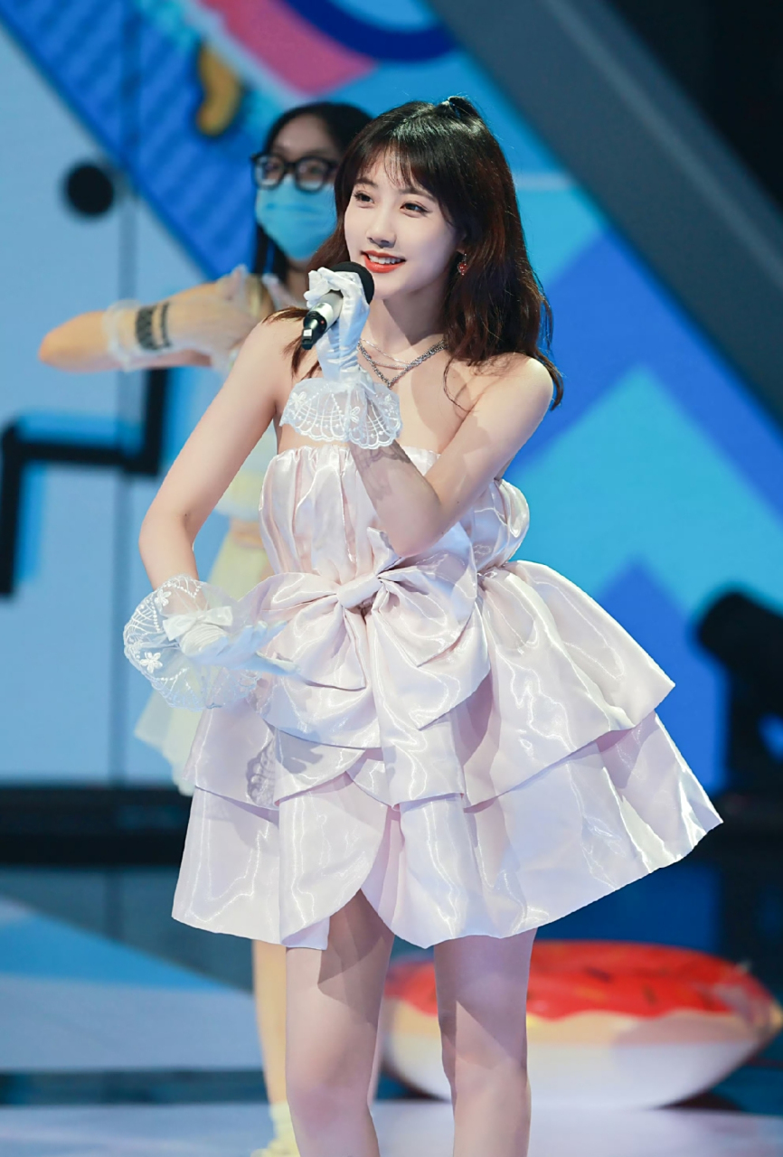 李艺彤抹胸裙舞台照,童颜与纤细美腿超级吸睛!