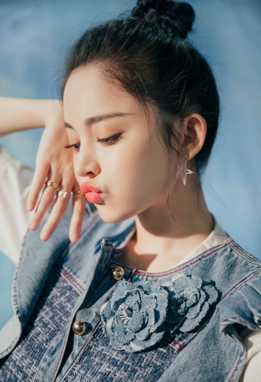 古力娜扎牛仔裙美照,光鲜亮丽美丽动人,太迷人了!