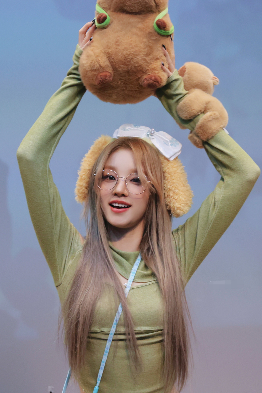 宋雨琦戴上眼镜后好斯文呀,风格大变但魅力飙升,爱了爱了!