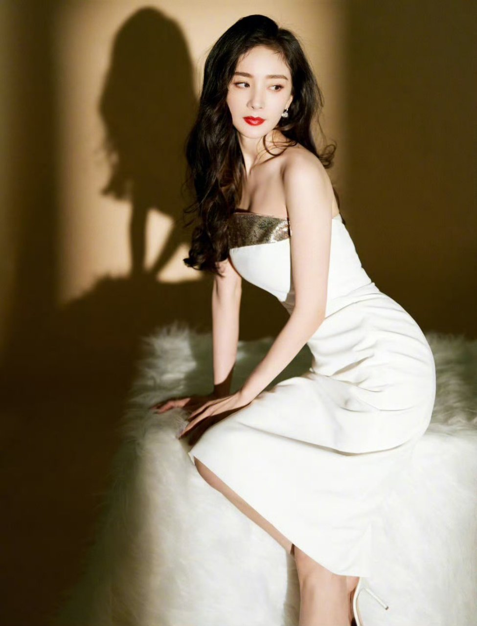 杨幂白色礼服唯美写真,这性感红唇总是那么诱人!