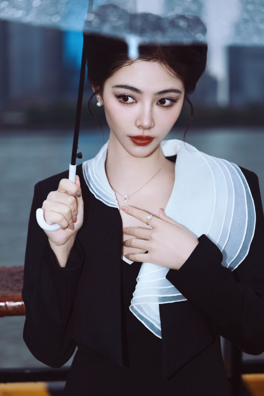 许佳琪开叉长裙写真,美腿纤细白皙让人心动不已!