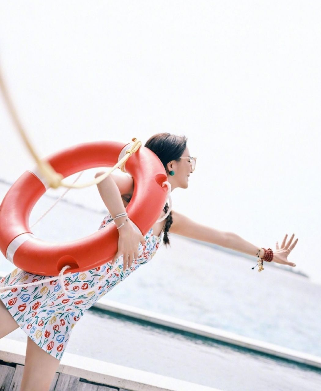 佟丽娅双马尾碎花裙写真,青春靓丽俏皮可爱,美的不可方物!