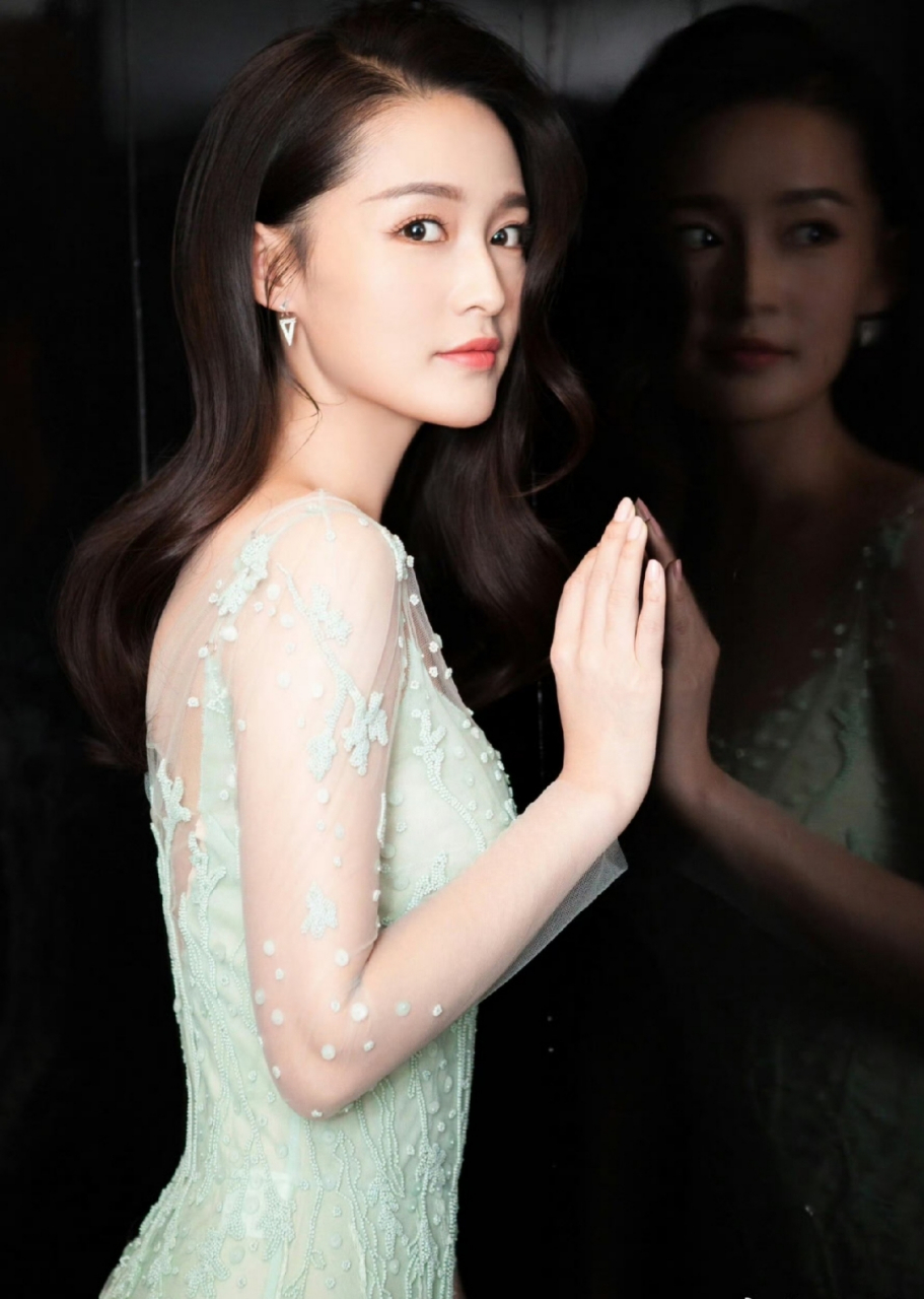 李沁身穿淡绿色长裙出席活动,魅力与气质太绝了!