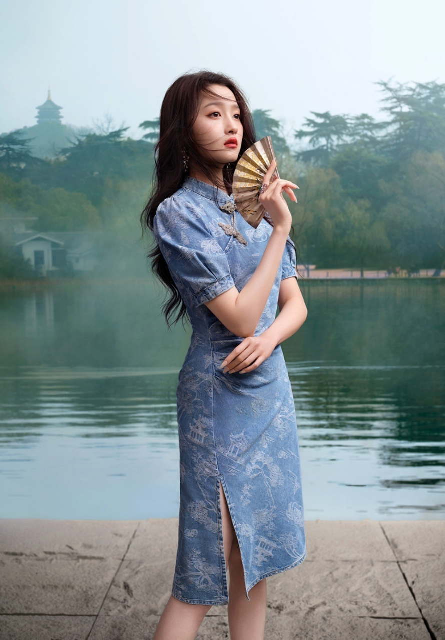 关晓彤蓝色旗袍vs红色长裙,你更喜欢哪种风格?