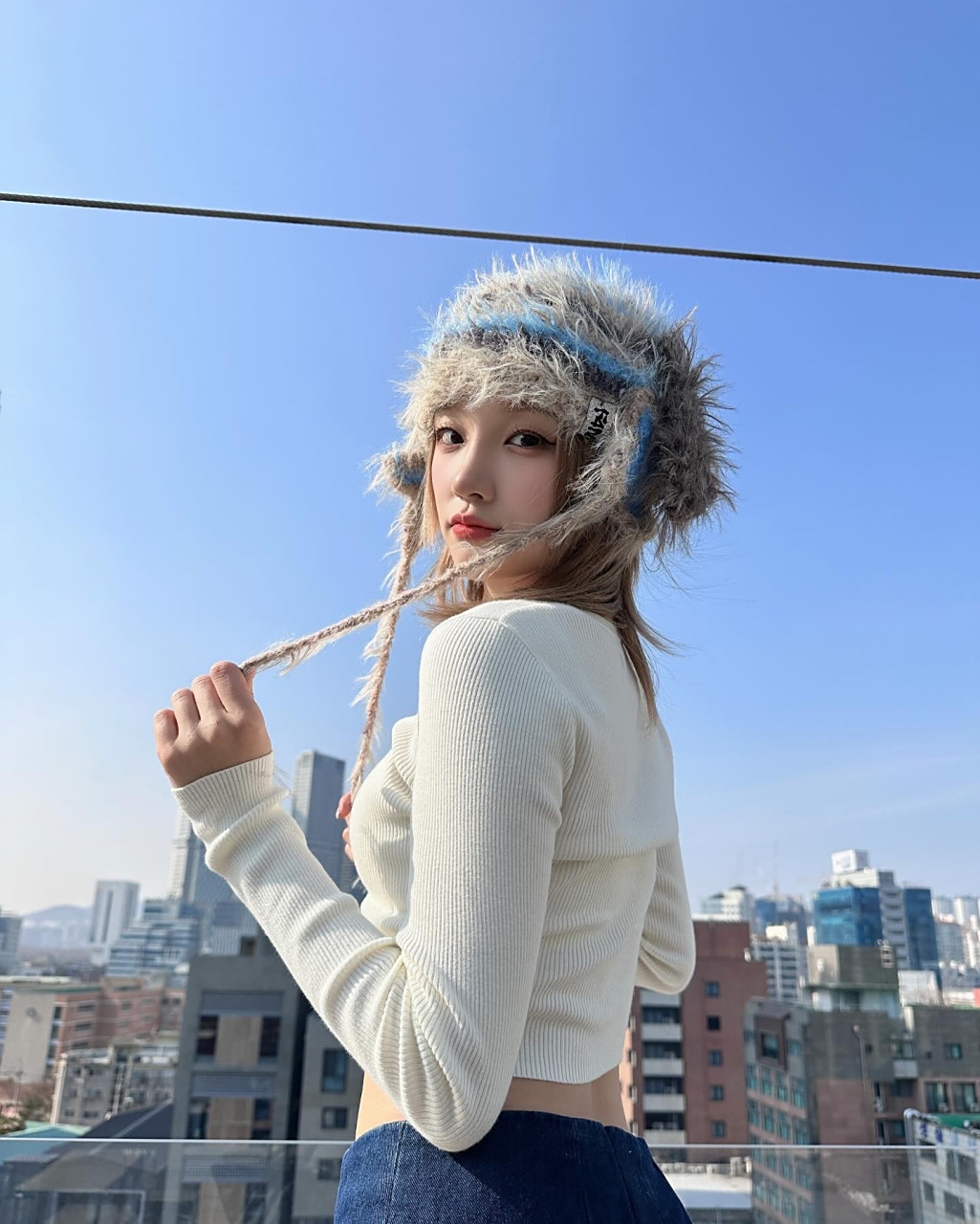 宋雨琦露脐装配短裙美照,婀娜的身姿好亮眼,太迷人了!