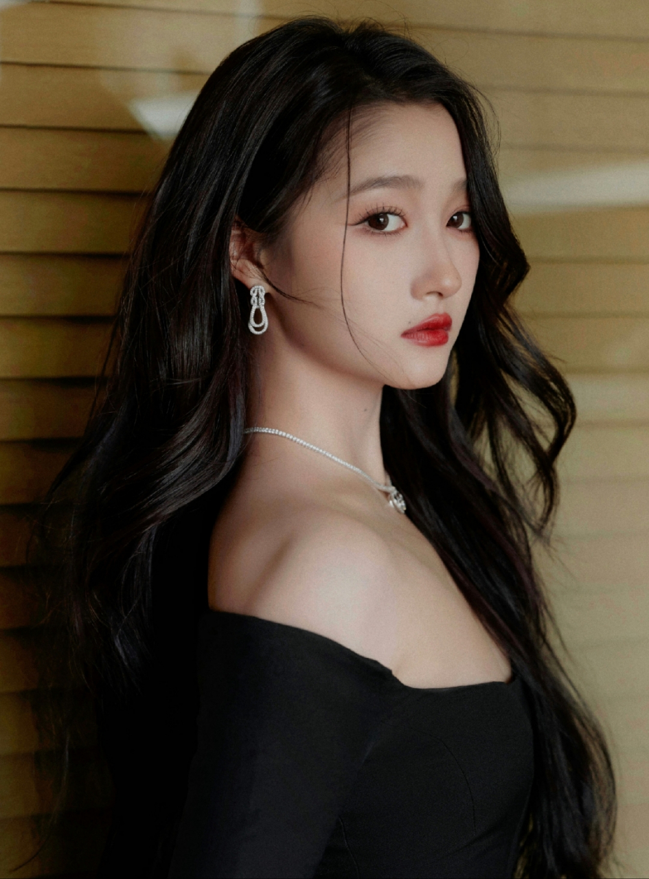 关晓彤不愧是魅惑女神,这大长腿与凹凸身材太诱人了,谁看了都会不可