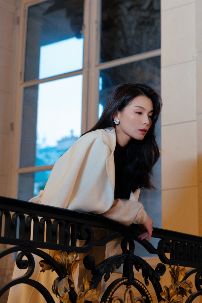 刘涛白色西装写真,优雅知性让人一见倾心,堪称内娱明星典范!