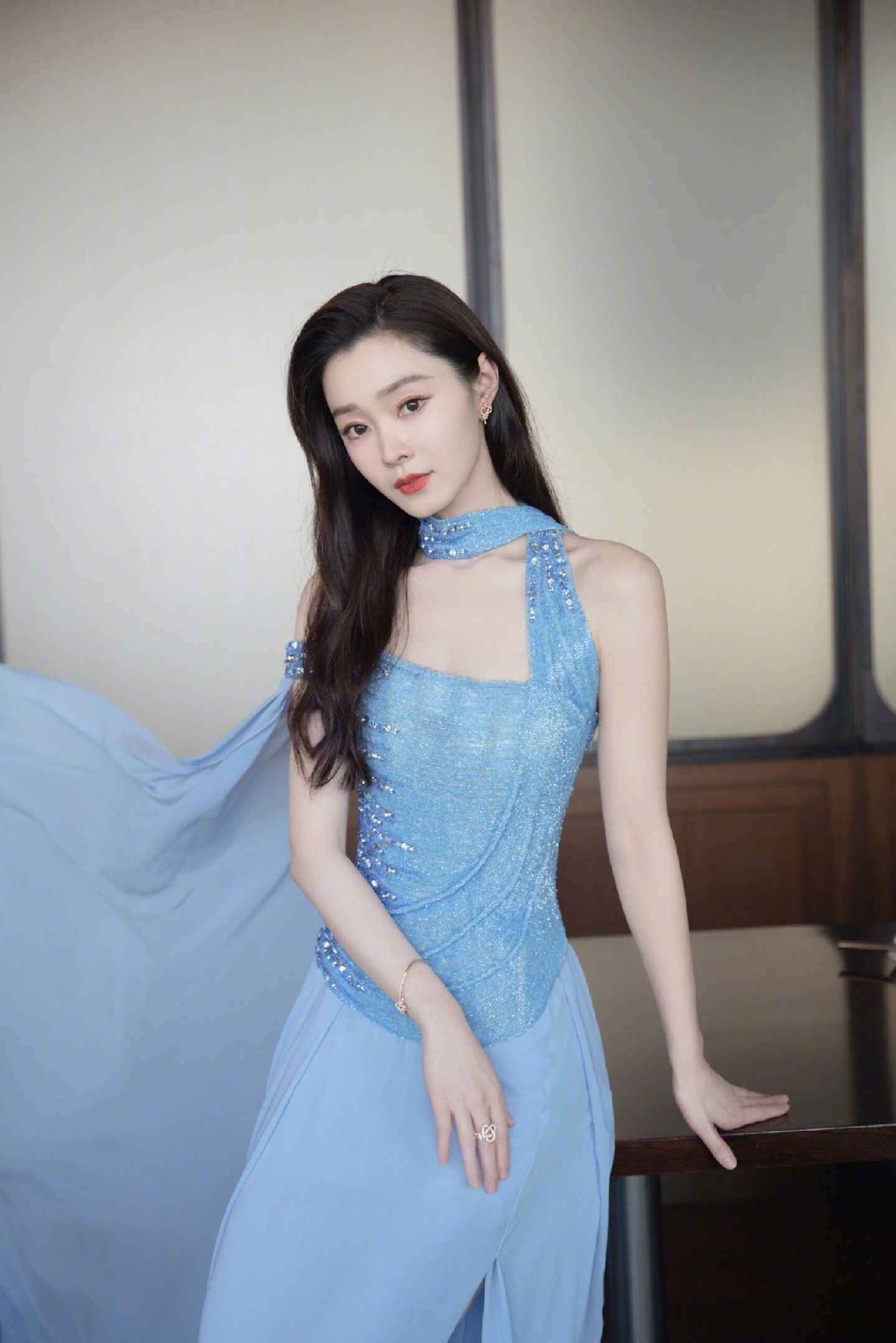 宋轶蓝色长裙写真,秀发如瀑优雅温婉,太美了让人心动不已!