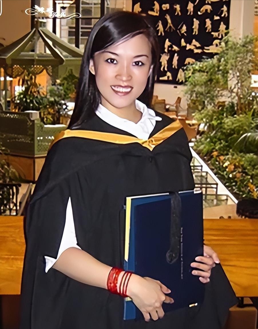 谁能想到,工作期间,她竟被一位比自己小4岁的飞行员热烈追求