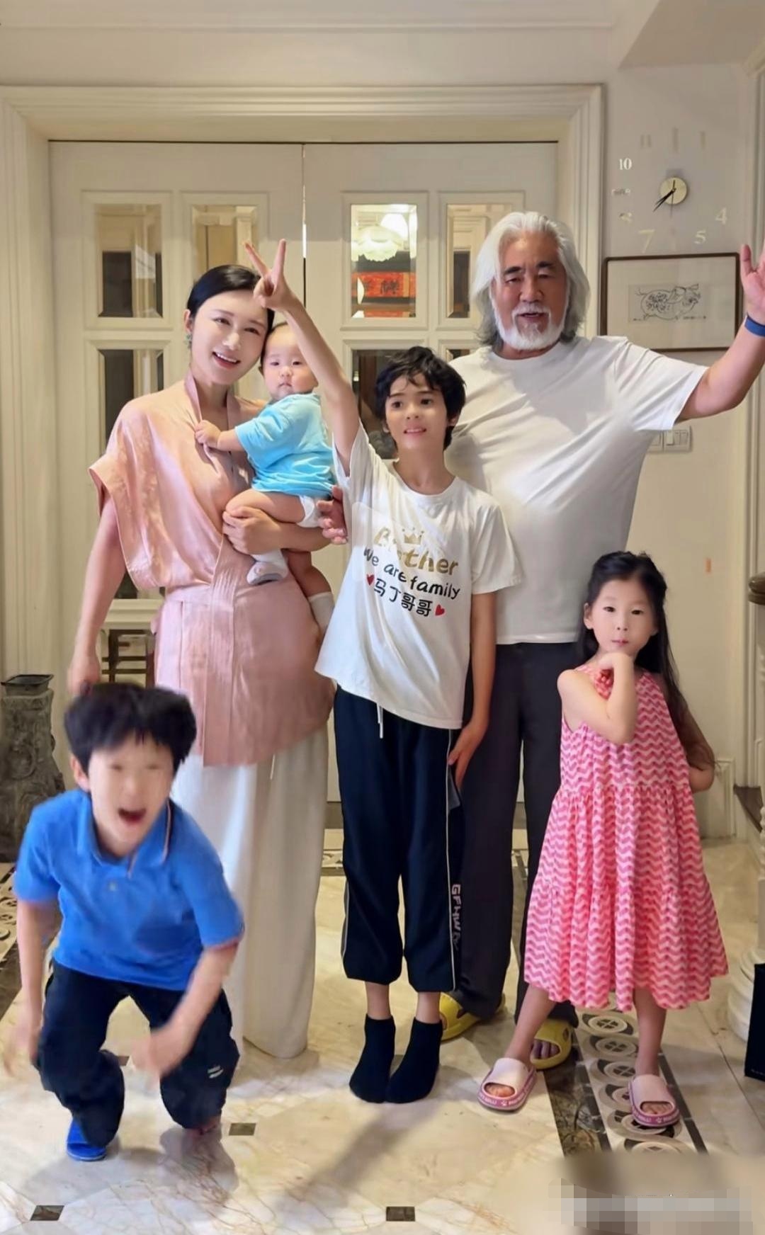 张纪中父亲节晒全家福 父亲节时,74岁的张纪中在社交平台晒出全家福