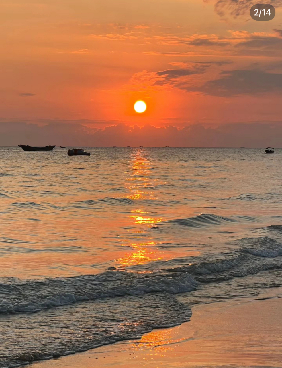 落日余晖中,海面波光粼粼,我静静地站在沙滩上,感受着海风的轻抚