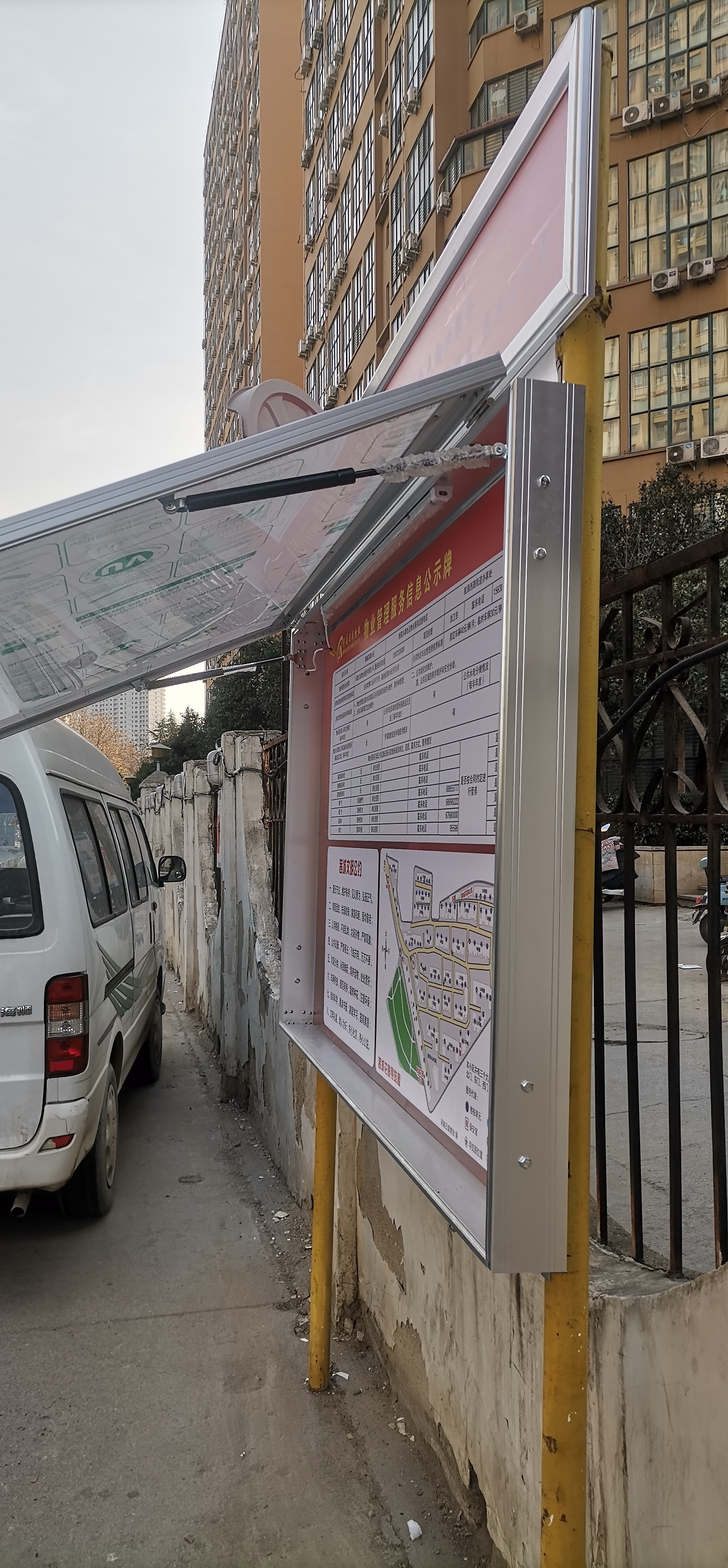 铝合金户外宣传栏是一种广泛应用的宣传展示设施,  铝合金户外宣传栏