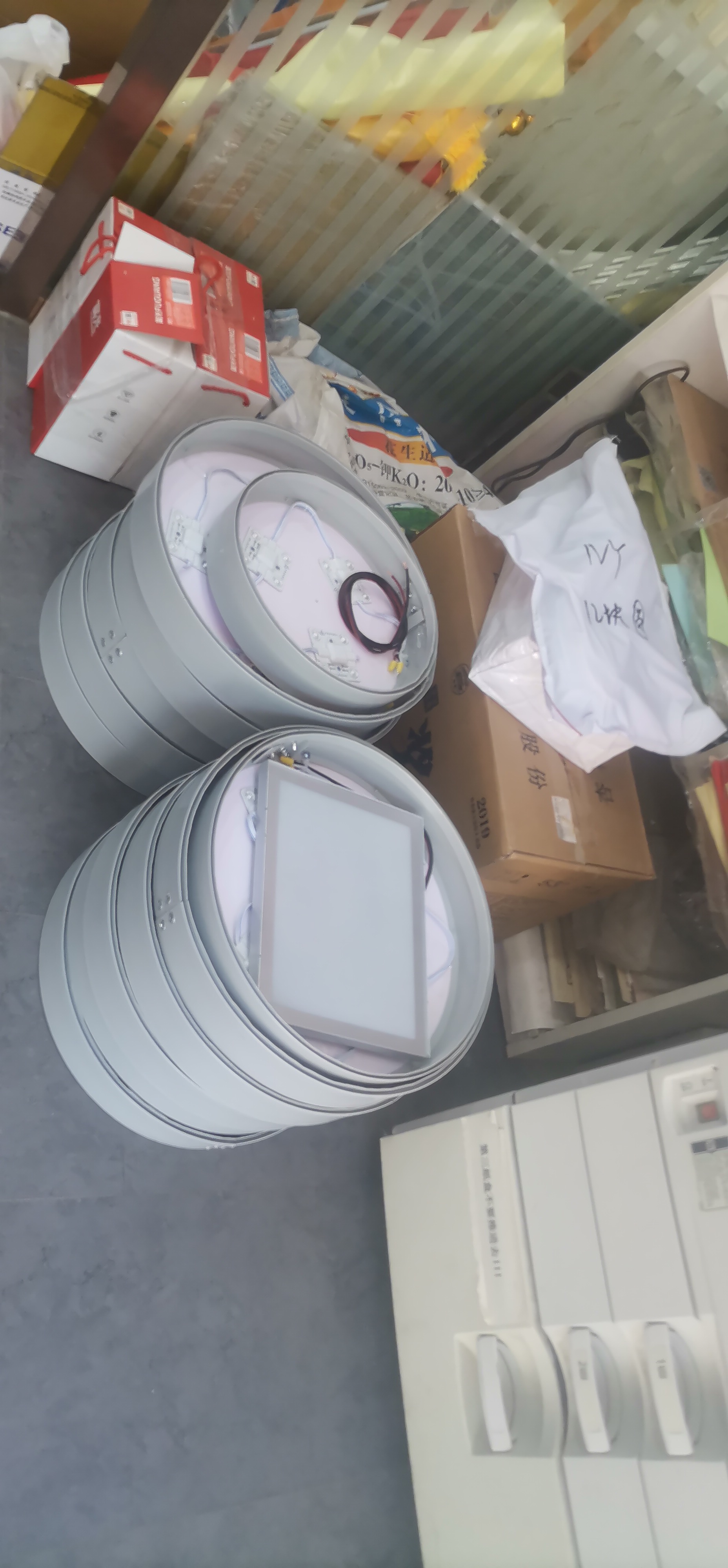 软膜灯箱是一种以铝合金卡布型材led卷帘灯软膜材料为特色的广告灯箱