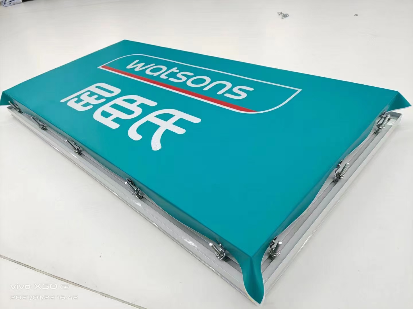 3m灯箱的主要材质主要包括以下几个方面:  3m灯箱布:3m公司生产的高