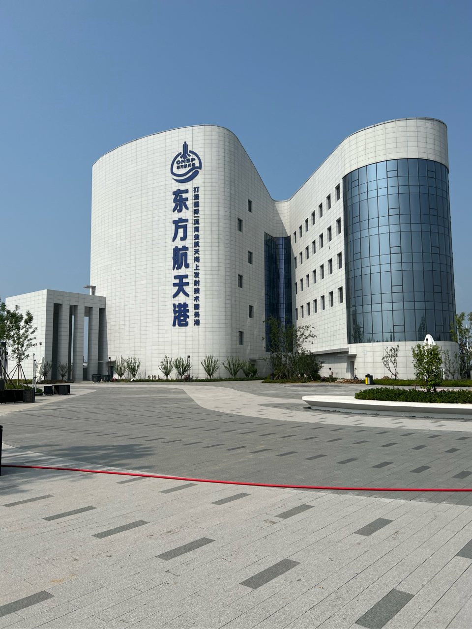 上面的图片是近日在东方航空港主题公园拍摄的.公园前面的不远处就是