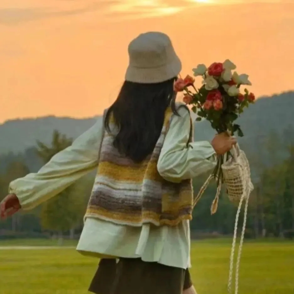 背影唯美头像拿花戴围巾的女头像背影女孩捧花背影夕阳图片卡通唯美