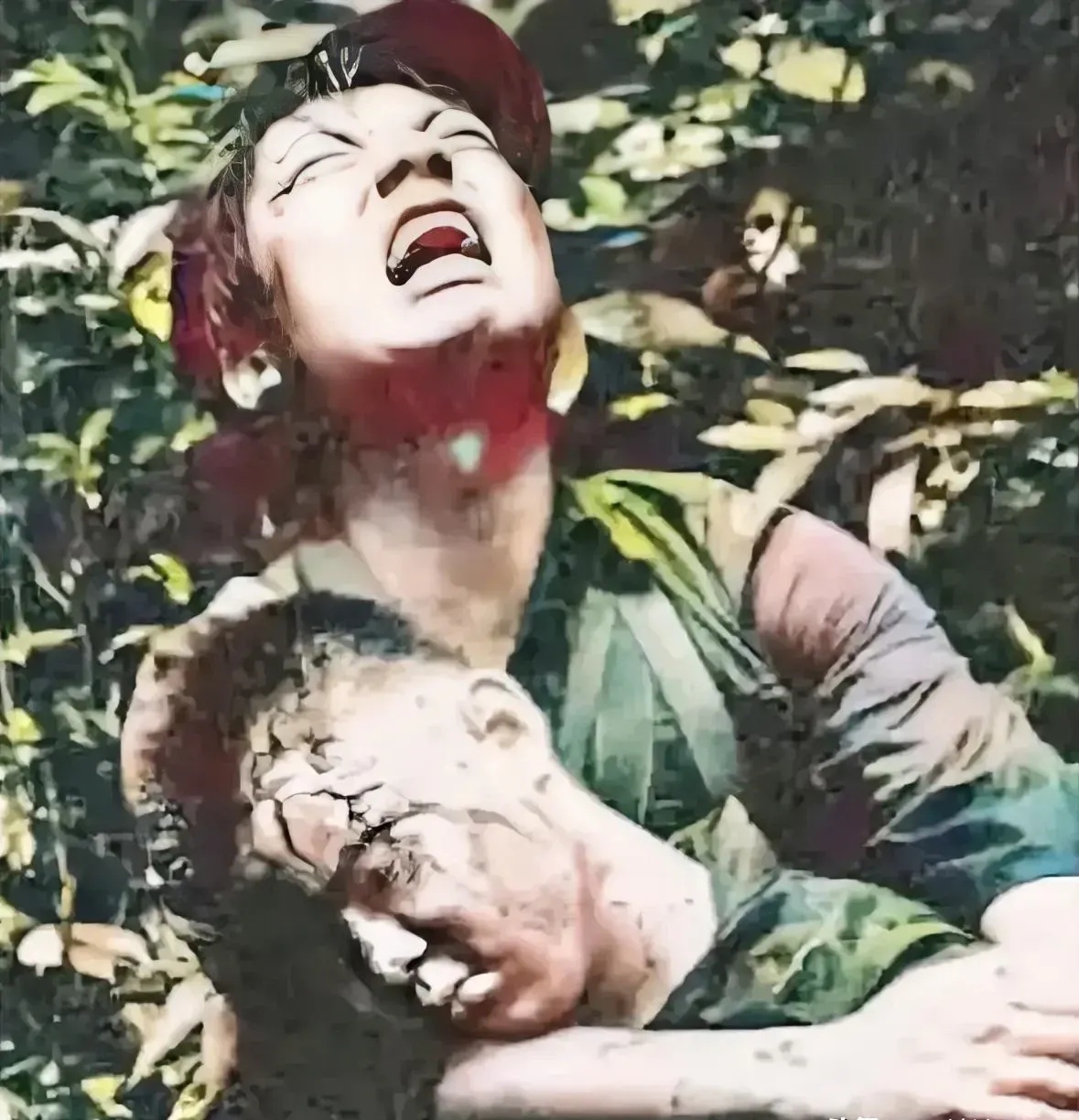 这是一张让人看了潸然泪下的照片,照片中垂下头的是已经牺牲了的连长