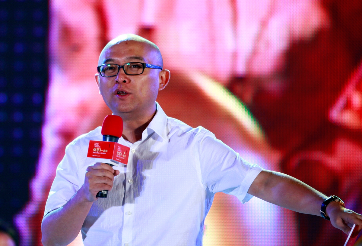 聚光灯下,孟非手握话筒,标志性的光头在舞台中央闪闪发亮