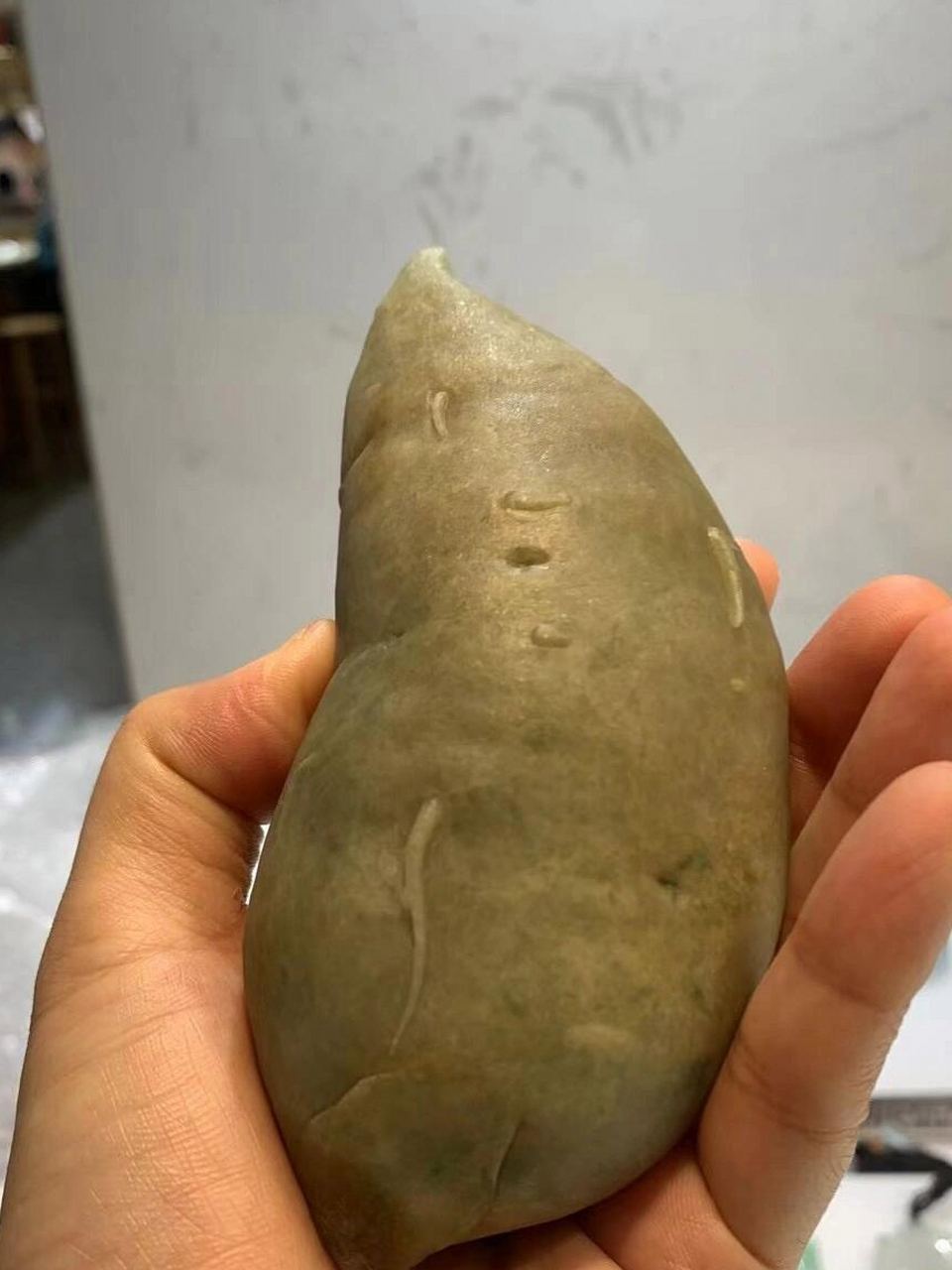 这是我前段时间买的土豆搞忘了吃,而如今的深绿与浅绿交织的椭圆形状