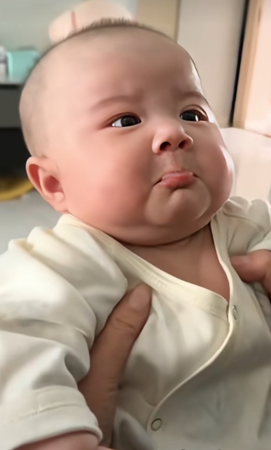 委屈巴巴的萌娃!
