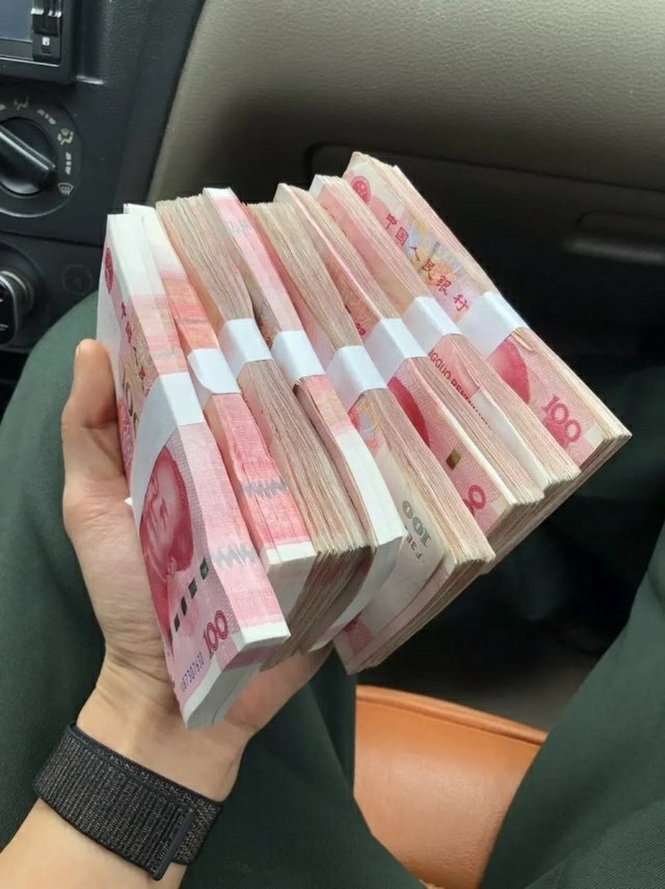王大爷去银行取了一万元现金,钱给他后,他开始数,数到6600元时,他就把