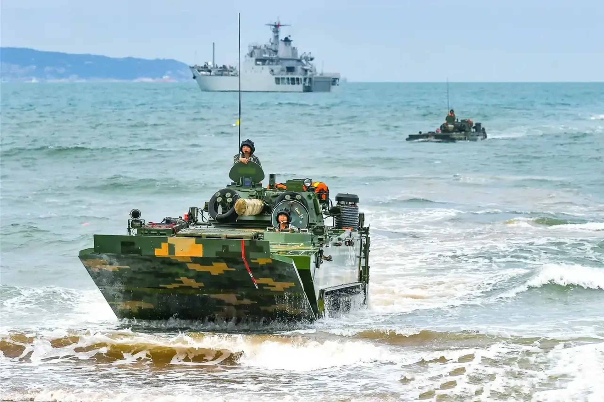 zbd-05 两栖步兵战车,是中国研制的新一代两栖步兵战车.