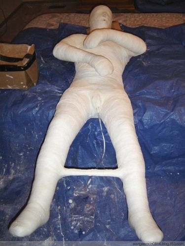 被老公用石膏绷带厚厚的包裹密封成这样了