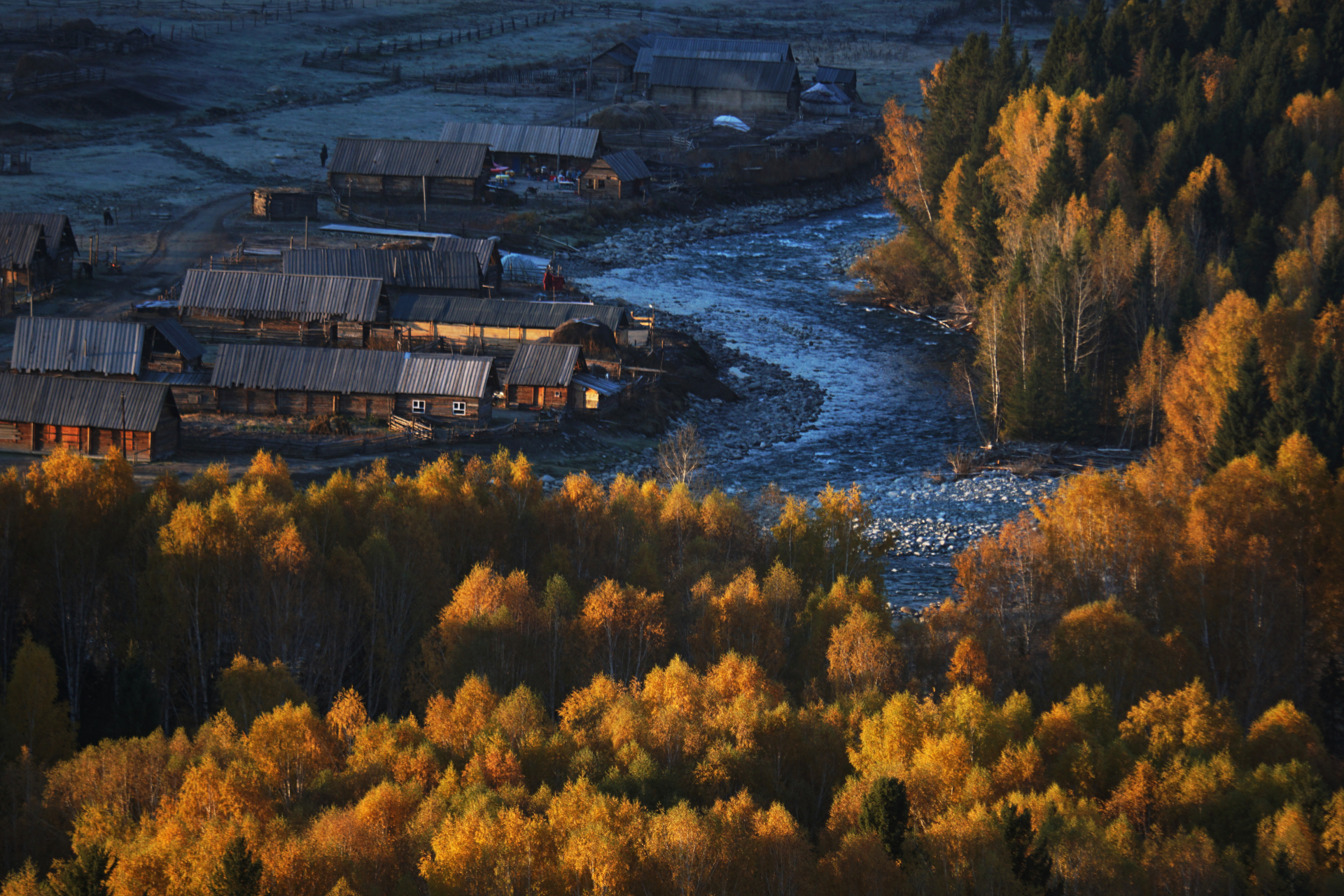 九月下旬,去看新疆最美的秋色    新疆秋景最美的季节是九月底到十月