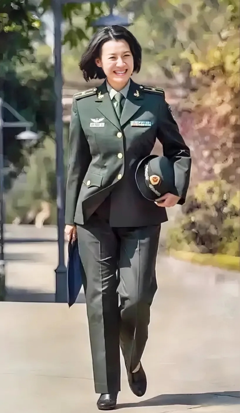 一身军装又酷又飒,女演员里最喜欢她了,为人低调,演技超级好,各种角色