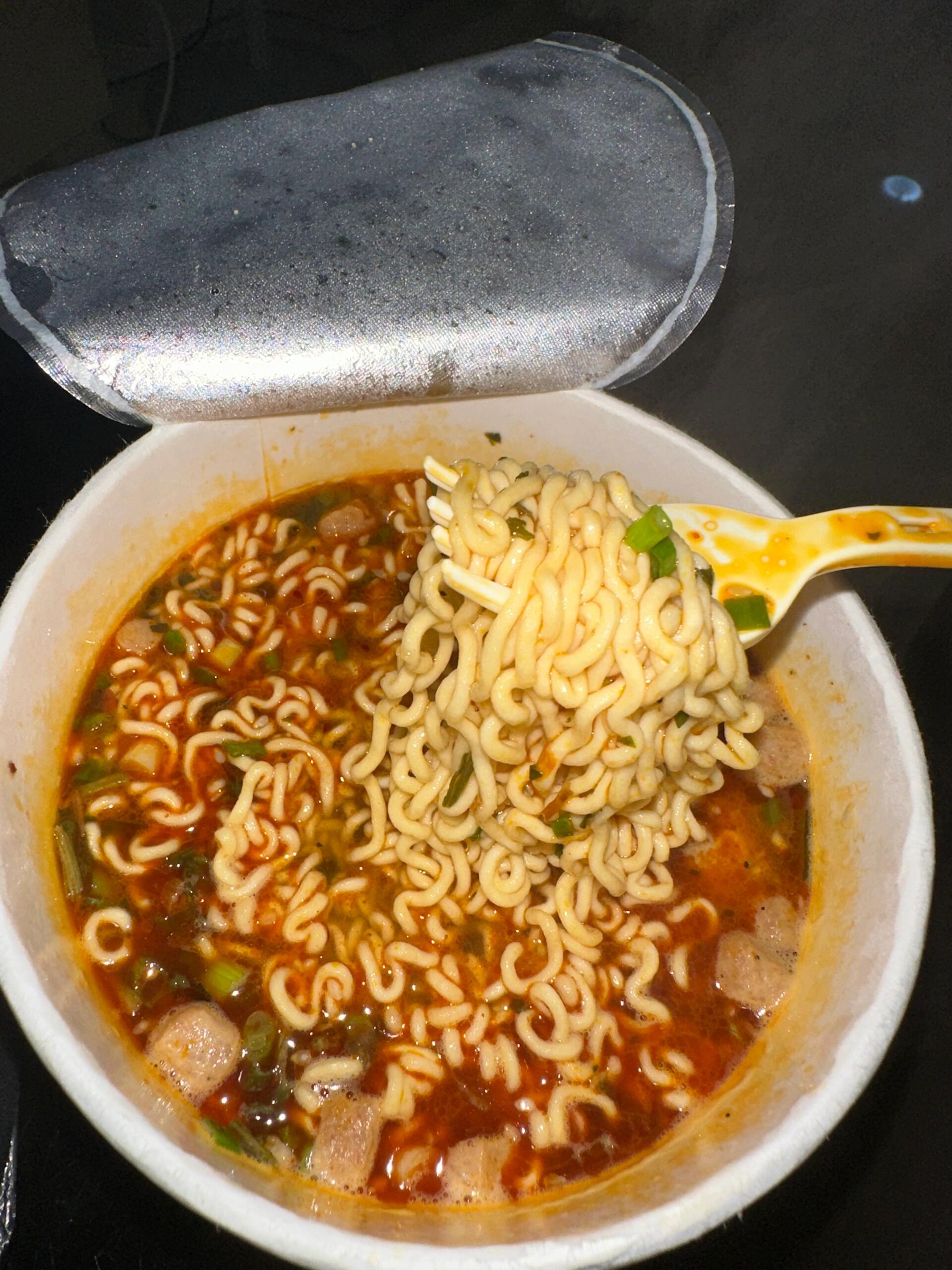 是谁在晚上饿的时候会泡一桶面!