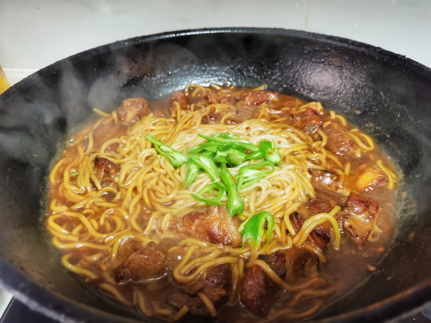 今日分享#铁锅排骨焖面#  90第一次自己动手做的,软软的手擀面条
