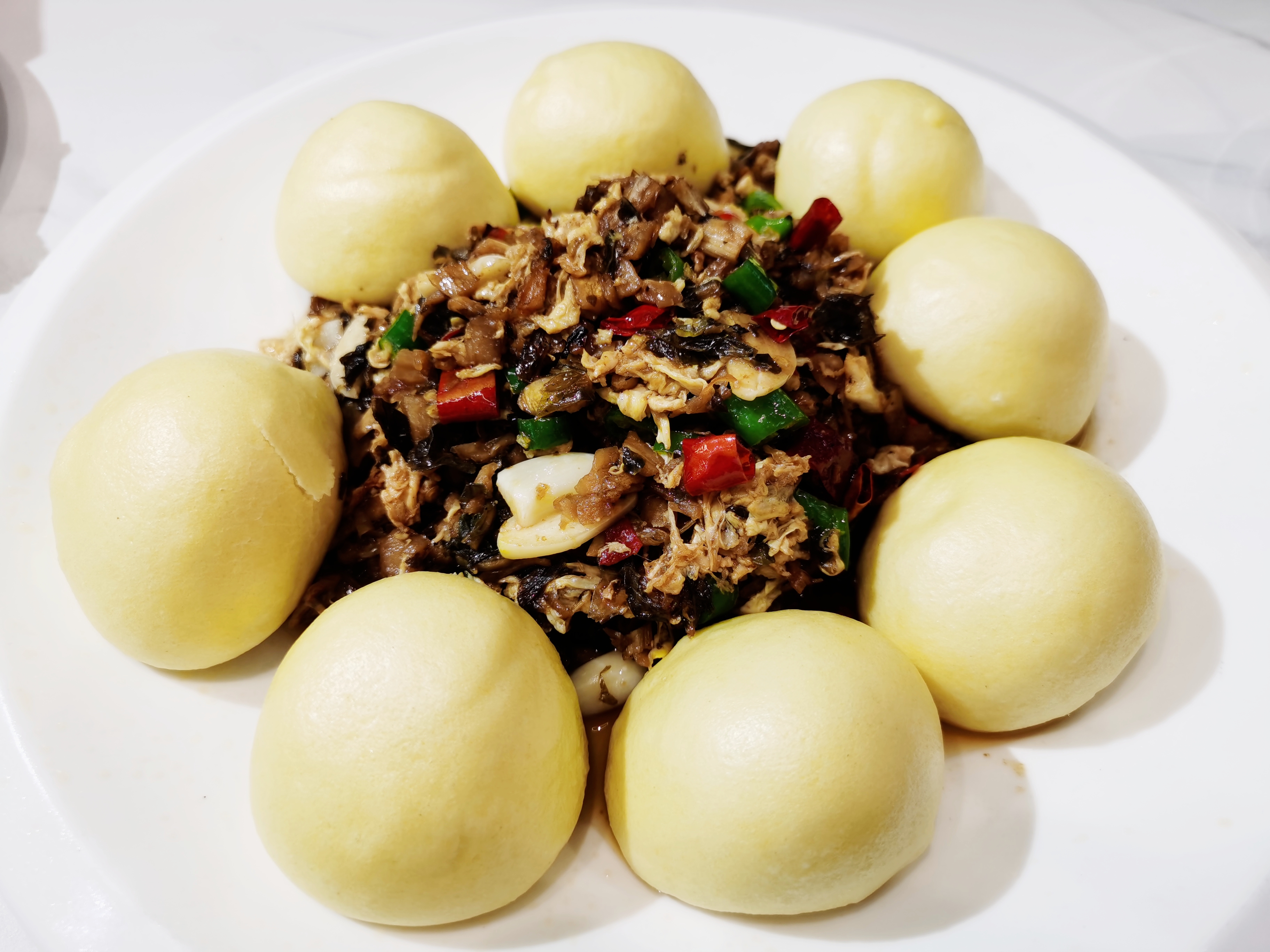 外婆菜菜真的太香了,配上这窝窝头,美滋滋的!