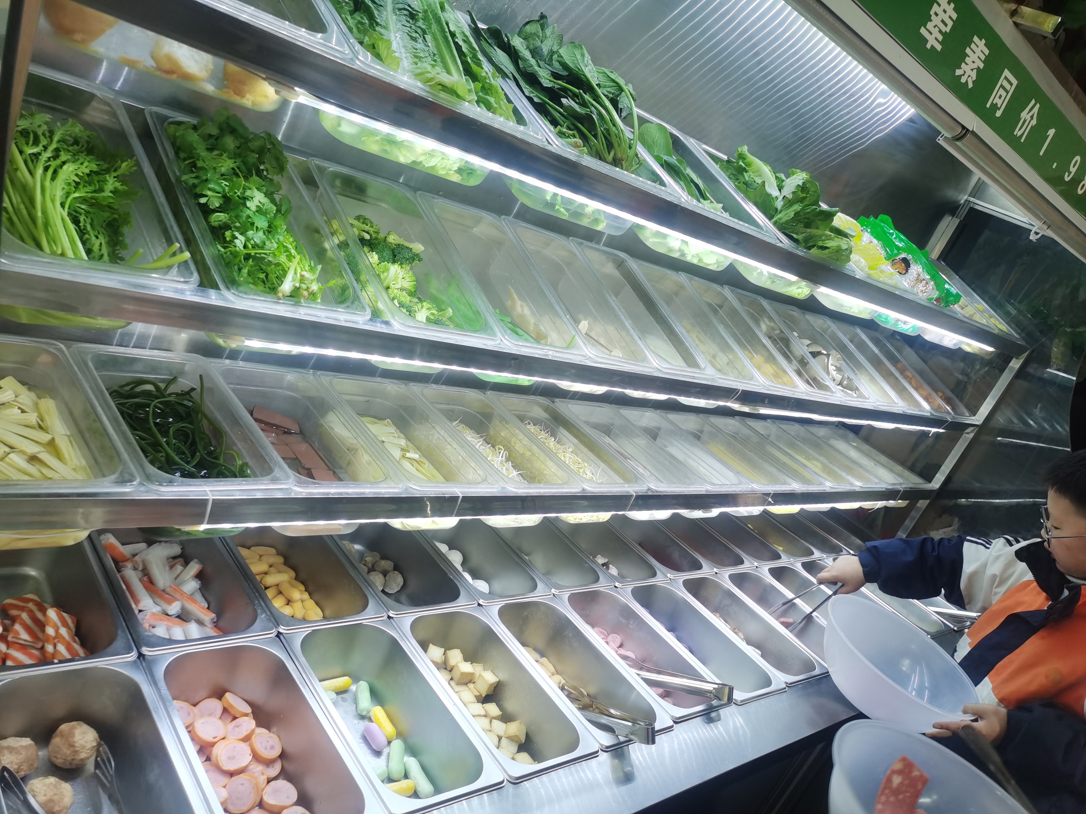 小区门口这家麻辣烫店是我每个星期必须光顾一次的店!