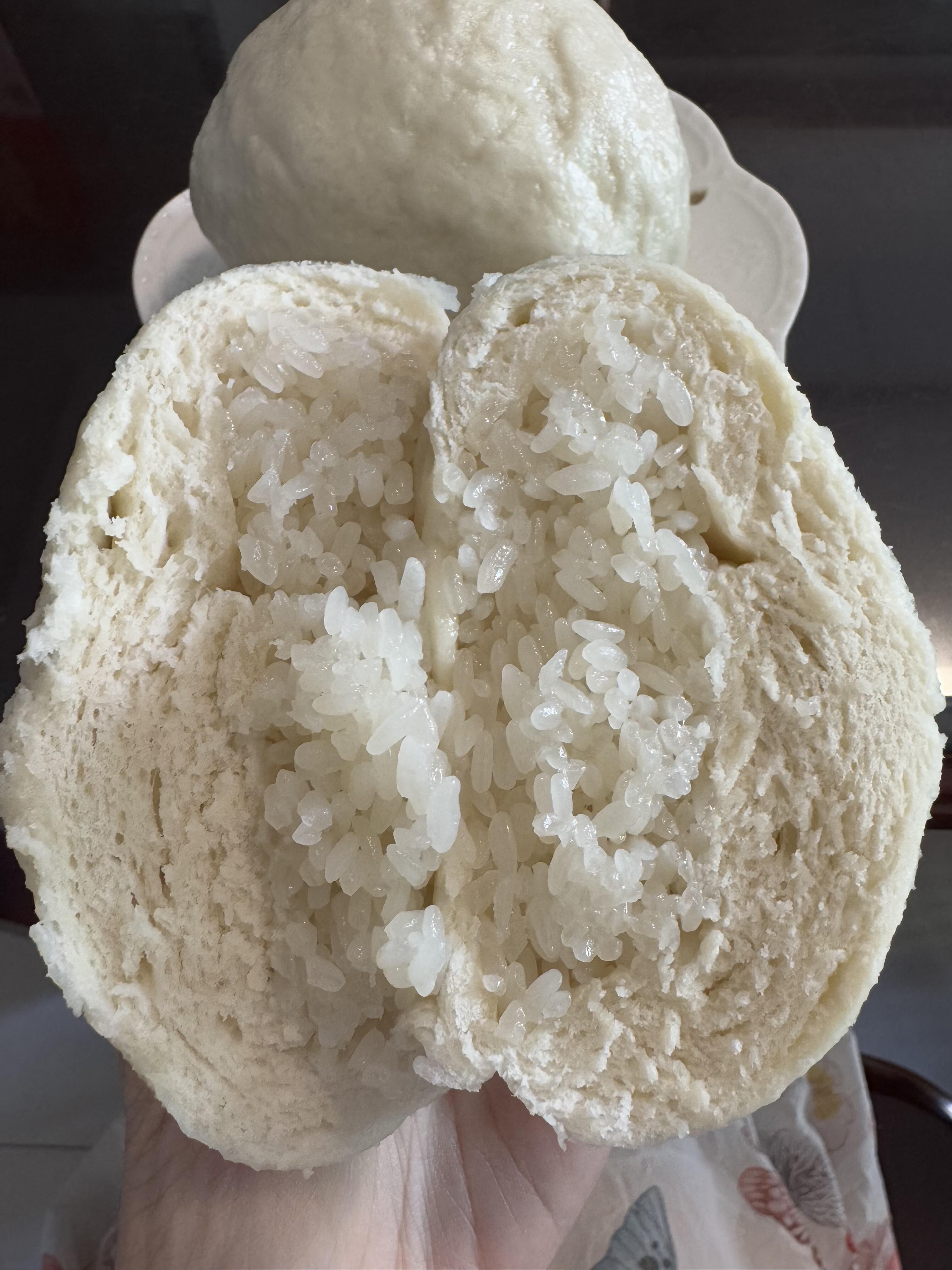 馒头包着甜甜的糯米,还蛮好吃