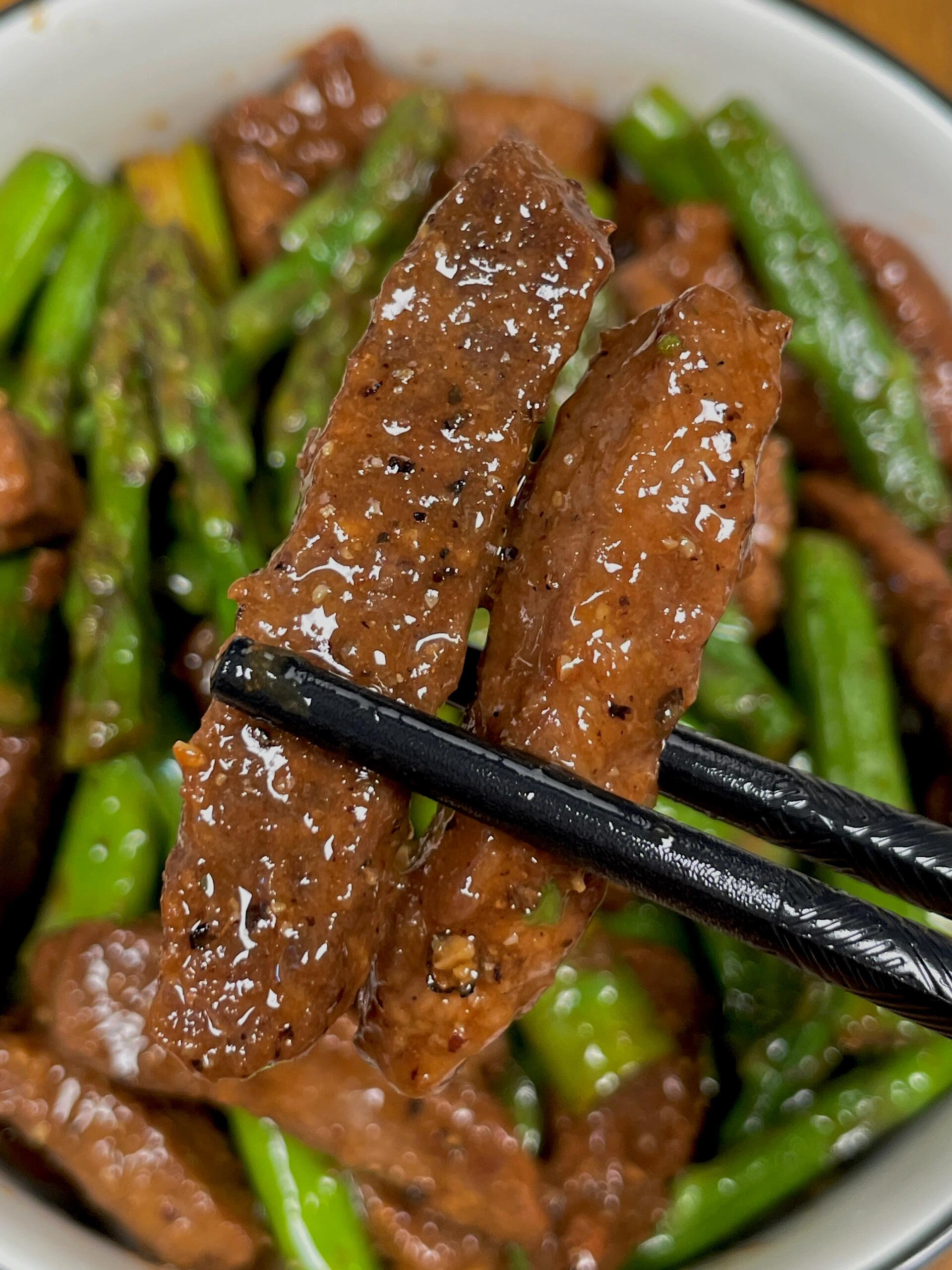 芦笋和牛肉都是我爱吃的,芦笋清脆爽口,牛肉滑嫩入味,低卡美味,饱腹