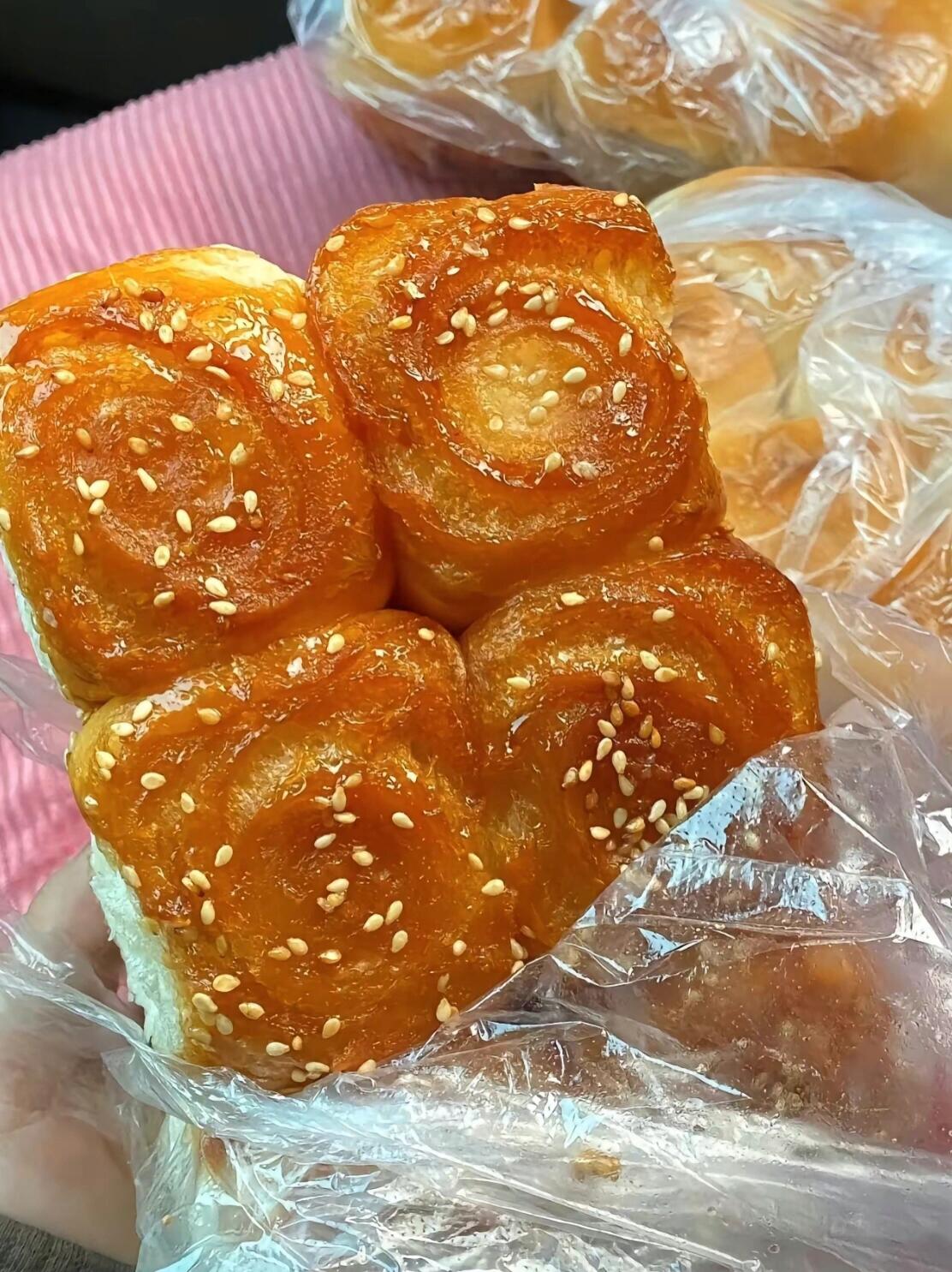 儿子在幼儿园吃过一次,就让我买,也叫不出什么名字,就知道外面一层酥