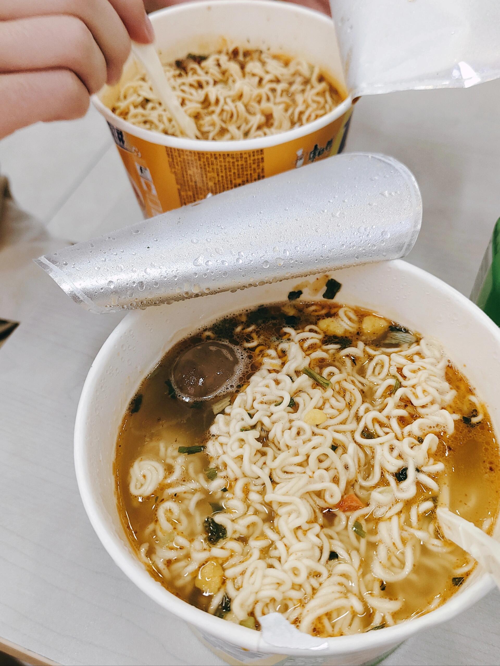 服务区泡面八块钱一桶,贵吗?