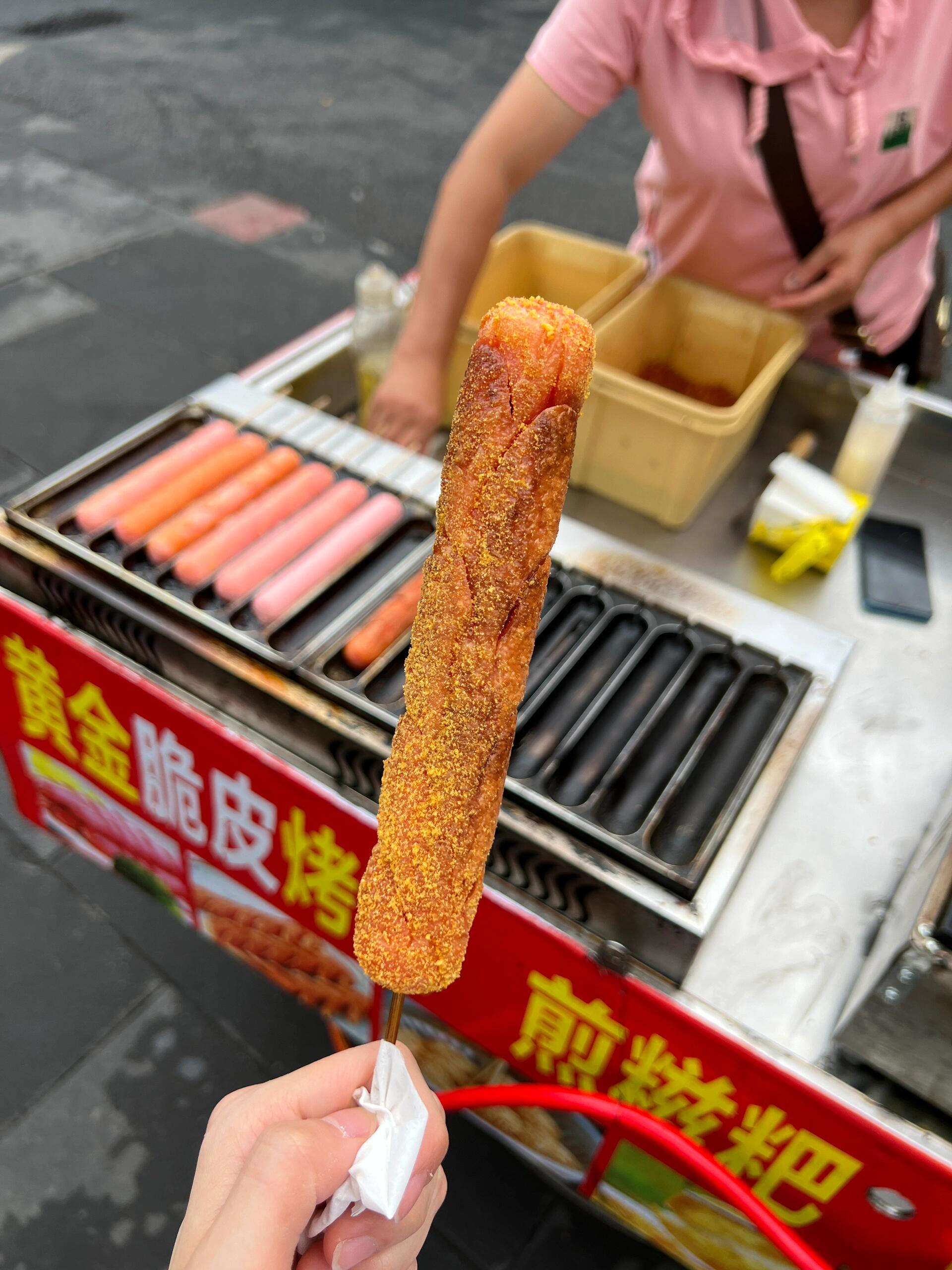 我认为学校门口的淀粉肠吃的最多的是家长