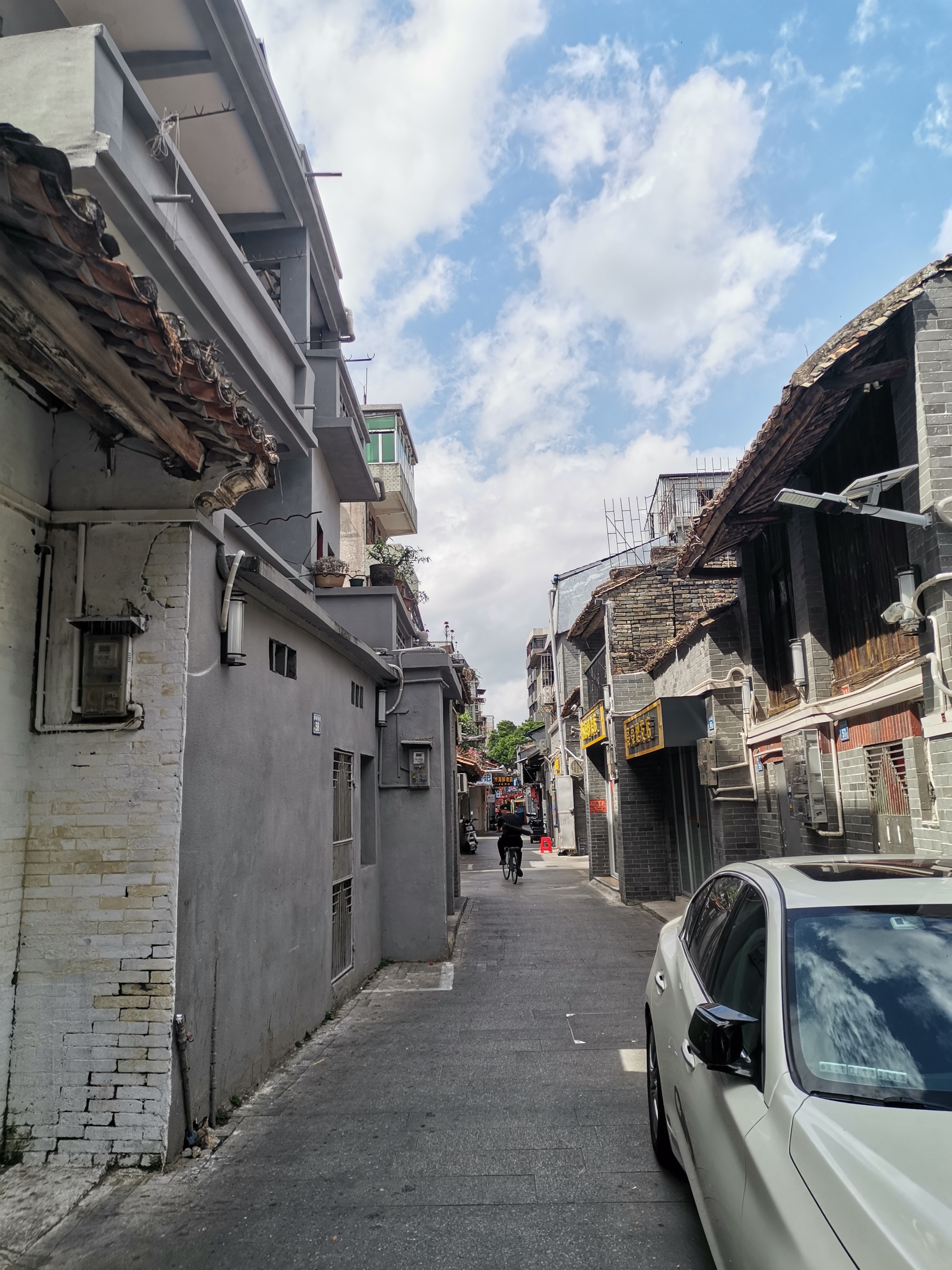 漫步在青石板路上,感受着两旁古建筑的韵味,仿佛置身于古时的惠州.