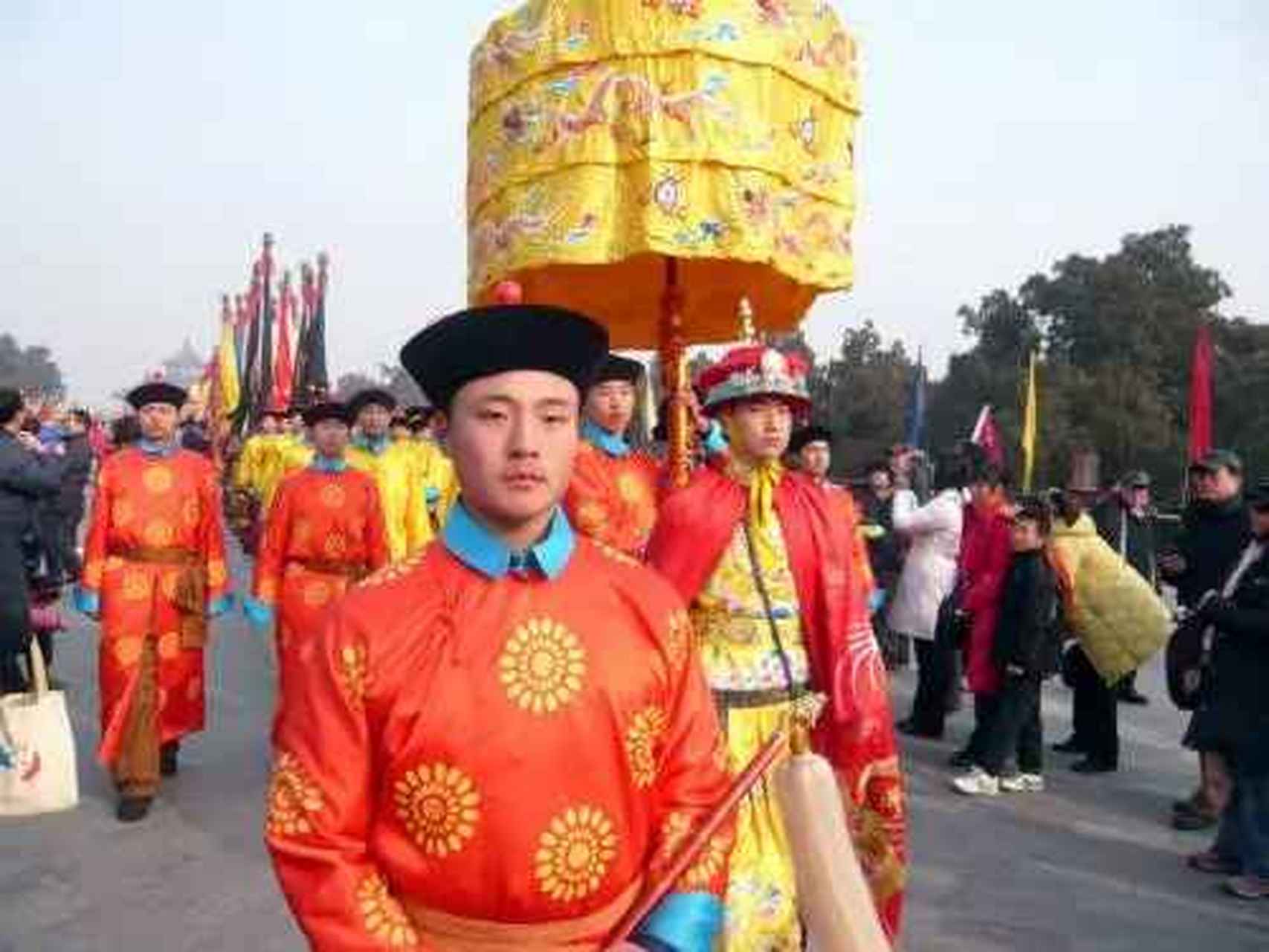 古代皇帝出巡,总要有下人在前面导举着圆形大伞,也就是华盖,其实古代