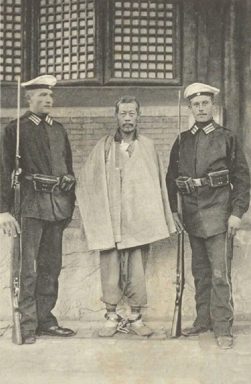 图中间的那个人,名叫恩海,满洲正白旗,当时任职于清军神机营,在庚子年