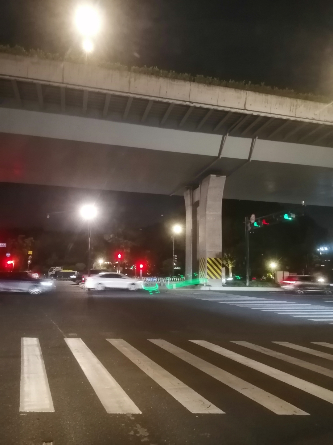 城市 夜幕下的城市路口,斑马线映衬着车流光影.