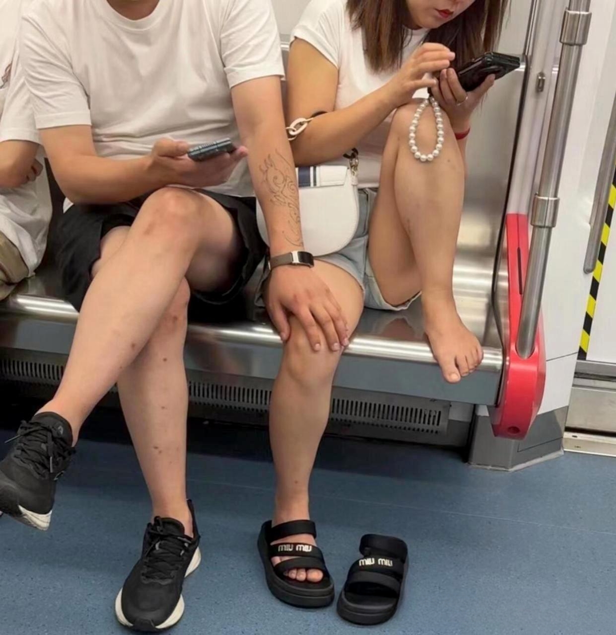 坐在座位上感觉完全不顾及周围人的眼光,脱掉鞋子翘个二郎腿悠然自得