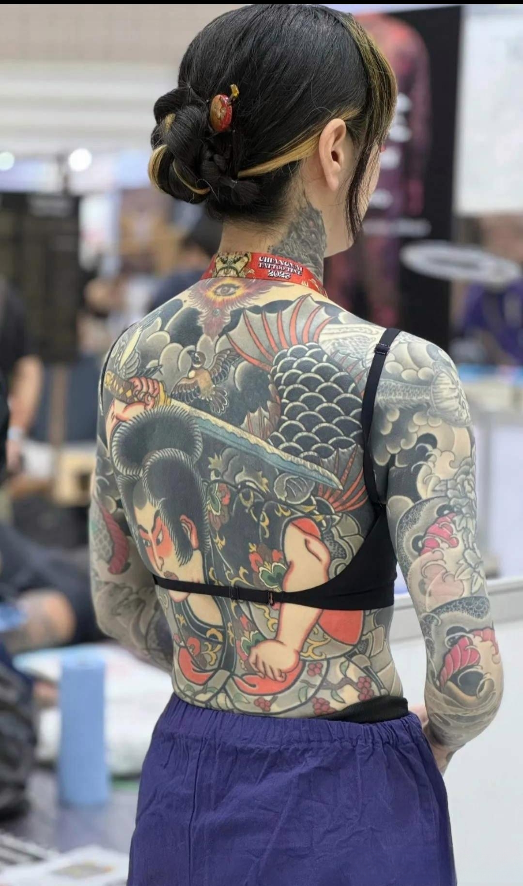 拉着我陪她去纹身,这是她自己选的花纹请纹身师傅给她纹在身上,还问我