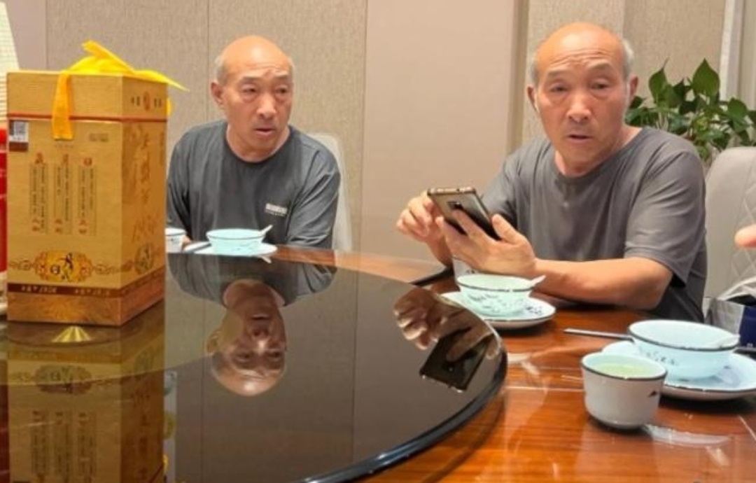 这是我大叔和二叔,他们俩是双胞胎,每次家人聚会在一起吃饭我大妈和二