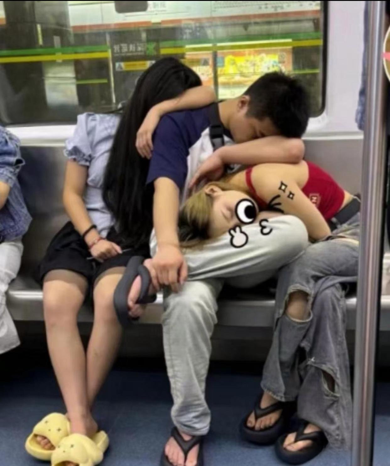 三个男男女女亲密无间的样子感觉很奇怪,这位先生艳福不浅呢,左拥右抱