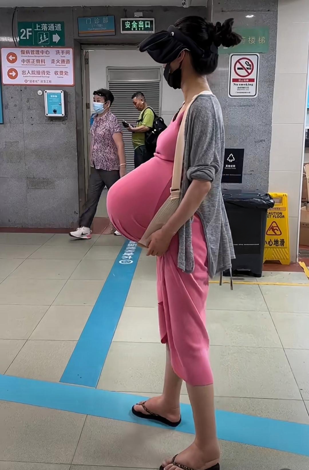 今天一个人去做产检,很多人好奇的看着我,其她孕妇都是老公陪着来的