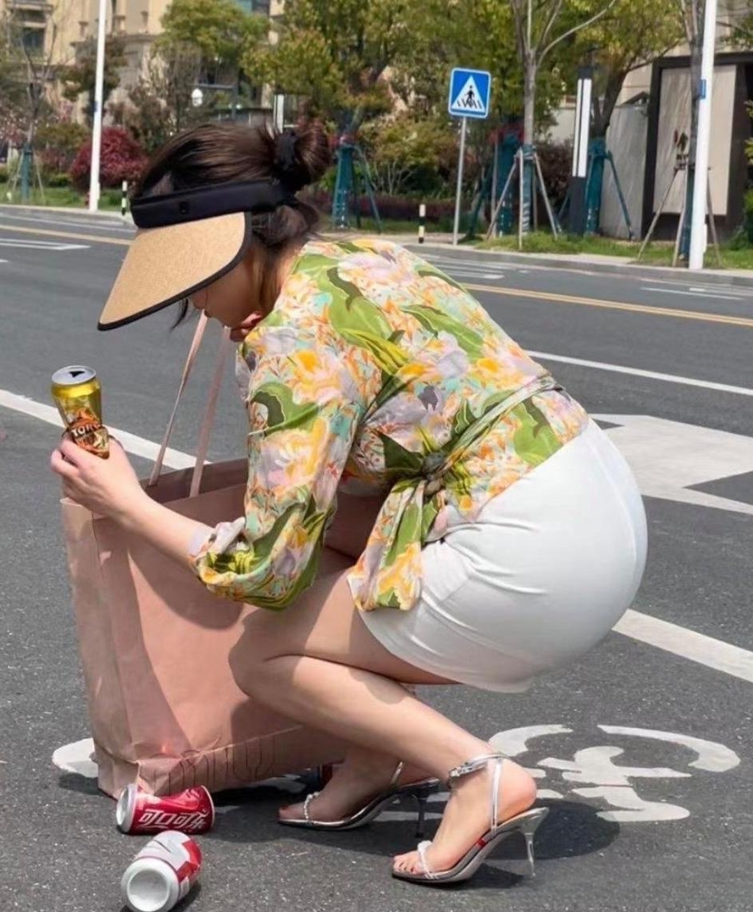 我咋感觉她像是在地上捡易拉罐瓶子,我看见易拉罐都