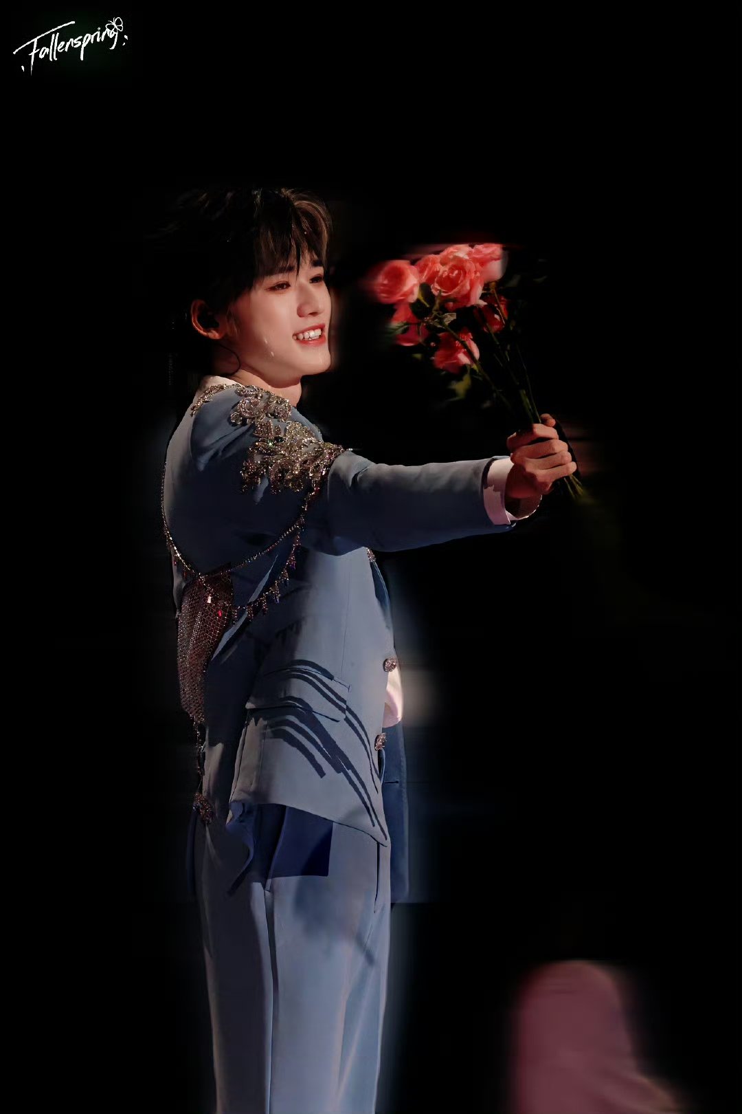 "今日份甜蜜暴击,宋亚轩的笑容太治愈,简直像极了梦想中婚礼上的幸福