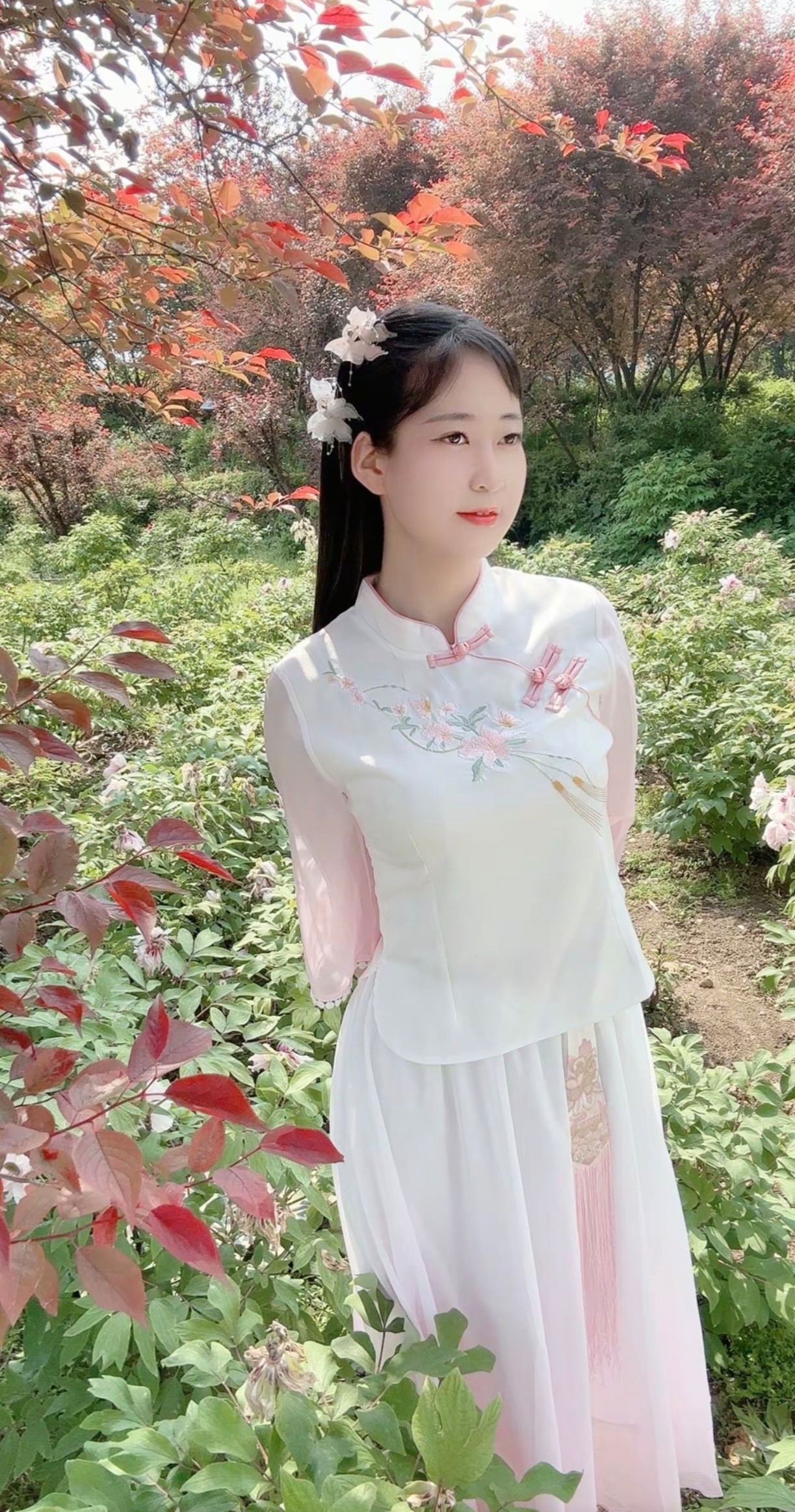 捕捉到一位古风美女的自拍,她手持扇子,长发飘逸,身着带有粉色蝴蝶结